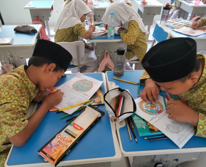 Bangun Kreativitas dan Estetika, Siswa Kelas 5A MIN 3 Bantul Pelajari Keseimbangan Simetris dan Asimetris dalam Seni Rupa