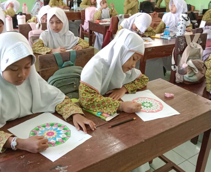 Asah Kreativitas dan Ketelitian, Siswa Kelas 2A MIN 3 Bantul Antusias Belajar Pola Warna Lewat Metode Match Case