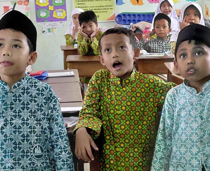 Ciptakan Suasana Seru, Siswa Kelas 1A MIN 3 Bantul Belajar Anggota Tubuh Bahasa Jawa Lewat Joyful Learning