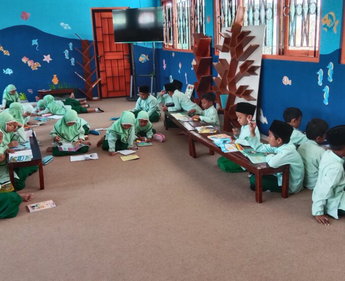 Siswa Kelas 2A MIN 3 Bantul Belajar Tanda Baca Lewat Metode "Finding Punctuation Marks"