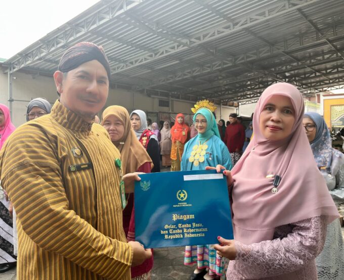 Pengabdian Dua Dekade, Mujiyati Guru MIN 3 Bantul Terima Penghargaan Satyalancana Karya Satya pada Upacara HUT ke-81 RI