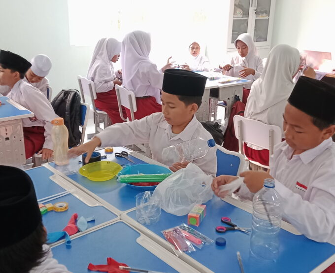 Belajar Konkret dan Menyenangkan, Siswa Kelas 6B MIN 3 Bantul Praktik Buat Model Organ Pernapasan Manusia