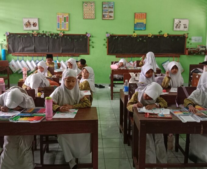 Pupuk Semangat Nasionalisme Sejak Dini, Siswa Kelas 2A MIN 3 Bantul Semarak Ikuti Lomba Mewarnai Diiringi Lagu "Gebyar-Gebyar"