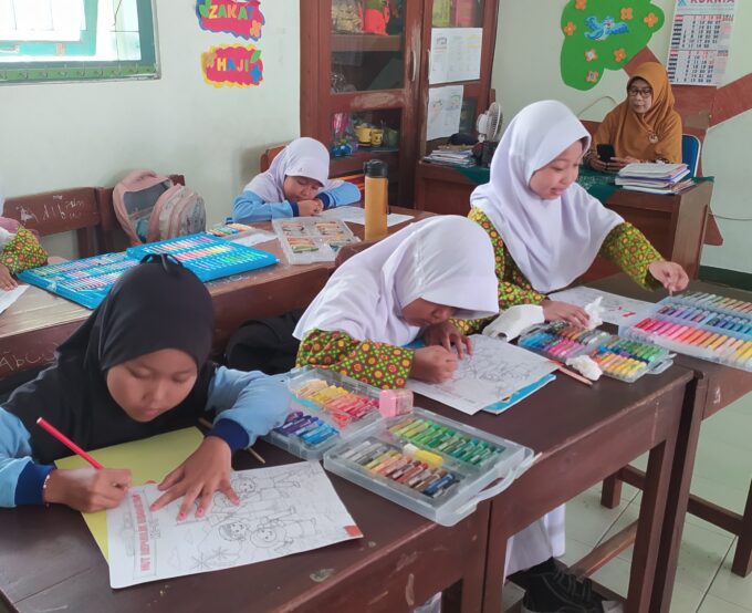 Semarakkan HUT RI ke-81, Siswa Fase A MIN 3 Bantul Asah Kreativitas dan Nasionalisme Lewat Lomba Mewarnai