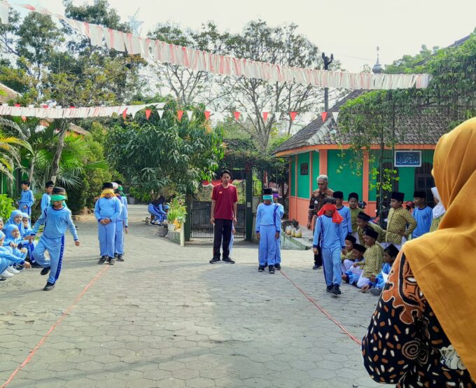Uji Ketangkasan dan Keseimbangan, MIN 3 Bantul Gelar Lomba Menyeberang Tali Semarakkan HUT RI ke-81