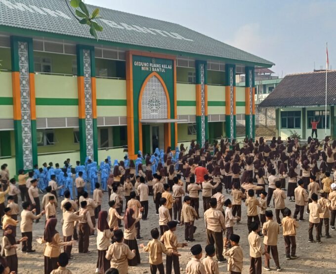 Semarakkan Gerakan Hidup Sehat, MIN 3 Bantul Gelar Senam Indonesia Sehat Bersama