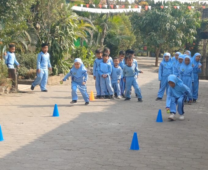 Latih Ketangkasan dan Kerja Sama Tim, Siswa Kelas 1 MIN 3 Bantul Antusias Ikuti Pembelajaran PJOK