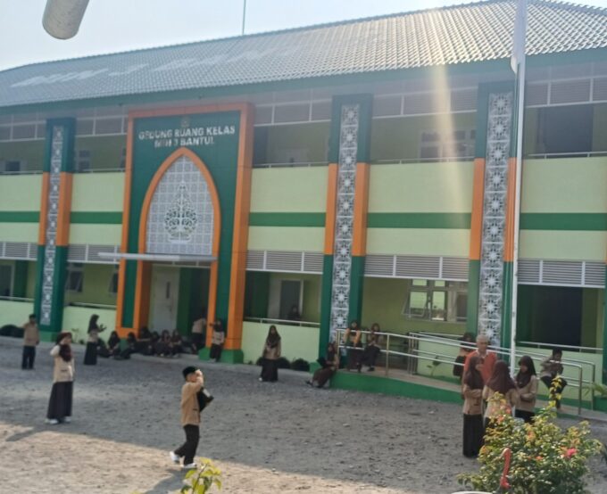 Semangat Disiplin Penuh Profesionalitas, Siswa Kelas 4A Matangkan Latihan Petugas Upacara Bendera