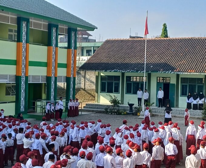 Upacara Bendera Senin Pagi: Pembina Tekankan Pentingnya Adab di Atas Ilmu