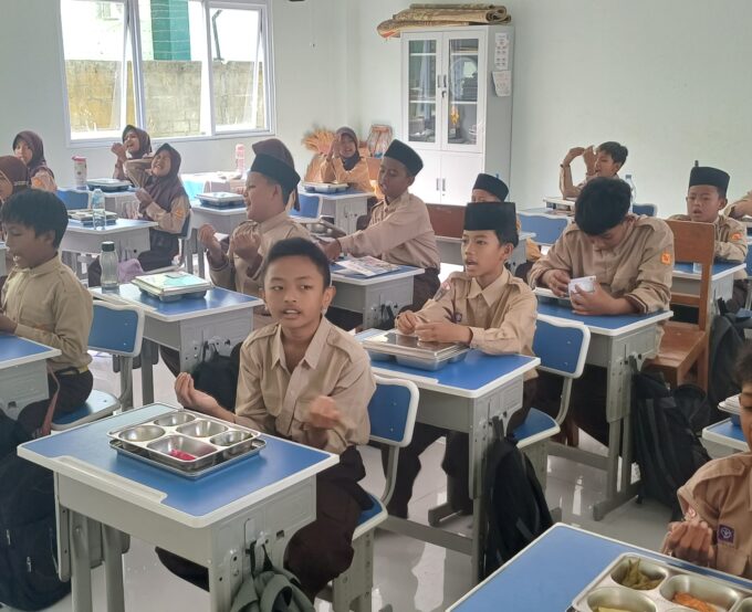 Tanamkan Karakter Islami, Siswa Kelas 5A MIN 3 Bantul Praktikkan Adab Berdoa Sebelum Menyantap MBG