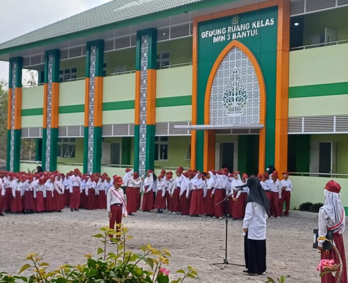 Tumbuhkan Kedisiplinan dan Nasionalisme, MIN 3 Bantul Gelar Upacara Bendera Hari Senin