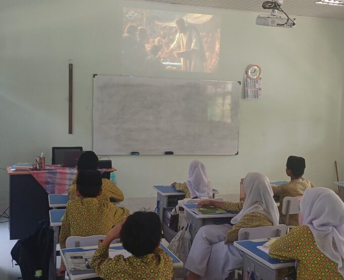 Tingkatkan Pemahaman Siswa, MIN 3 Bantul Hadirkan Pemutaran Film Kisah Nabi Ayub AS dalam Pembelajaran Akidah Akhlak