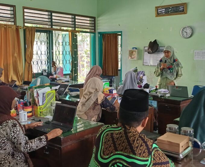 Tingkatkan Mutu Kelembagaan, Pengawas Madrasah Berikan Pembinaan dan Penguatan Prestasi bagi Pendidik serta Tenaga Kependidikan MIN 3 Bantul