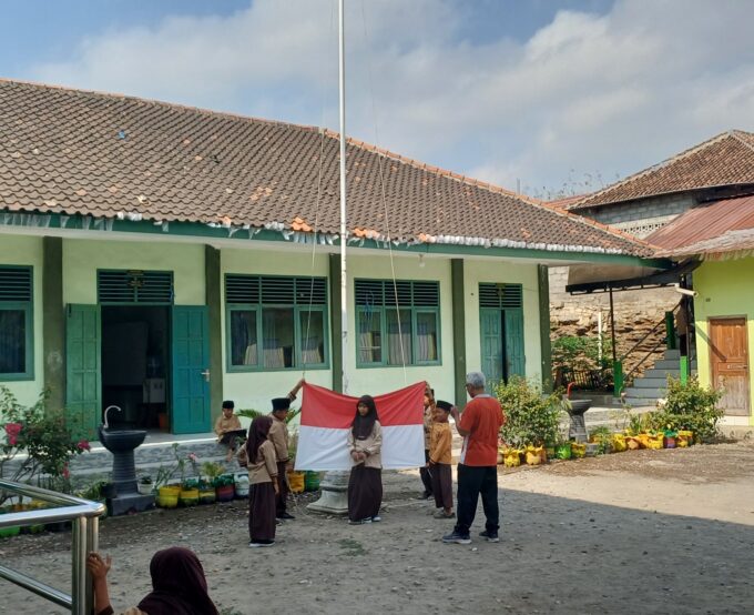 Sambut Tugas Hari Senin, Siswa Kelas 4A MIN 3 Bantul Antusias Berlatih Petugas Upacara