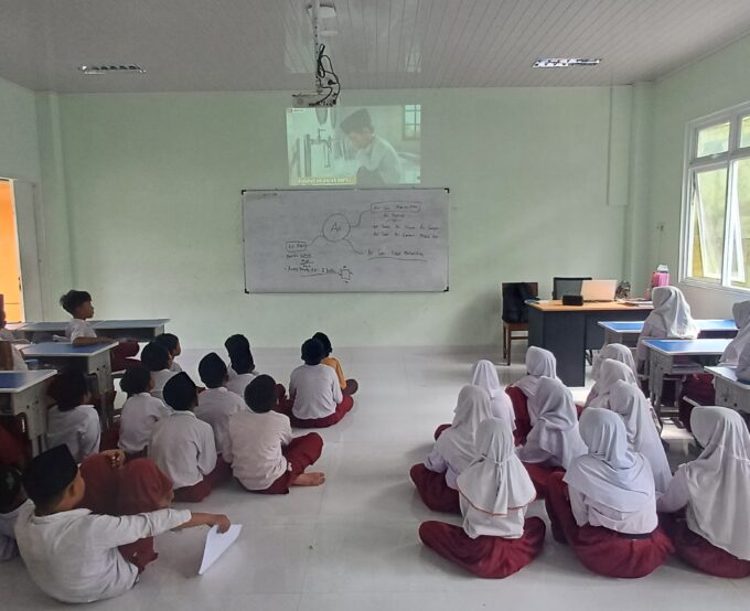 Kontekstualisasi Fikih Thaharah: Guru MIN 3 Bantul Stimulasi Nalar Kritis Siswa Kelas VI Melalui Klasifikasi Hukum Air