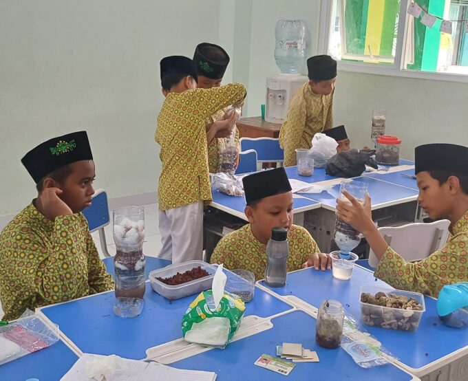 Integrasikan Sains dan Fikih, Siswa Fase C MIN 3 Bantul Praktikkan Pembuatan Alat Penjernih Air Sederhana