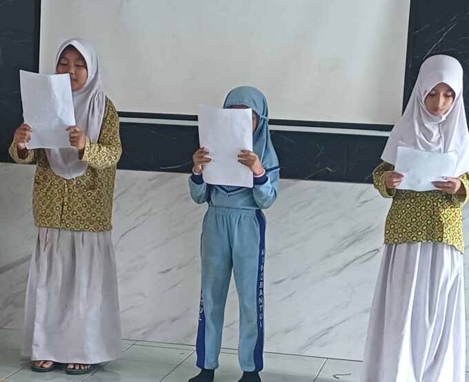 Mantapkan Persiapan Hari Santri Nasional 2026, Tiga Siswi Ekstra Muhadlarah Jalani Gladi Kotor MC