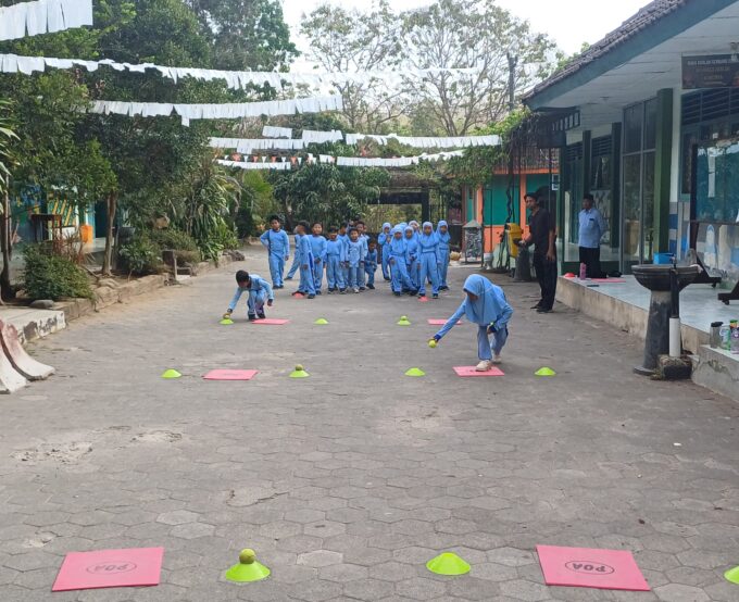 Ceria Penuh Energi! Siswa Kelas 1 MIN 3 Bantul Asah Ketangkasan dan Kecepatan Berpikir Lewat Permainan Bola & Kerucut