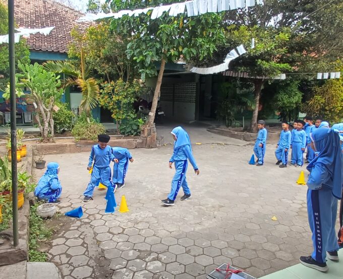 Harmonisasi Motorik dan Kognisi: Inovasi Pembelajaran Berbasis Permainan Bowling Kerucut di MIN 3 Bantul