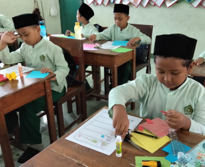 Belajar Lebih Seru, Siswa Kelas 2B MIN 3 Bantul Praktik Mengurai Bangun Datar Lewat Kertas Warna-Warni