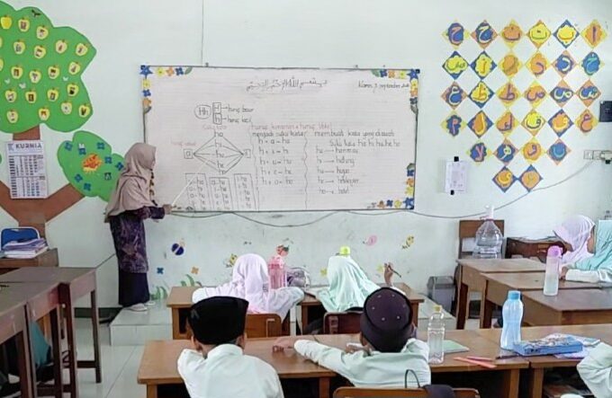 Kreatif dan Menyenangkan, Siswa Kelas 1A MIN 3 Bantul Belajar Membaca Awal Lewat Teknik Jaring Laba-Laba