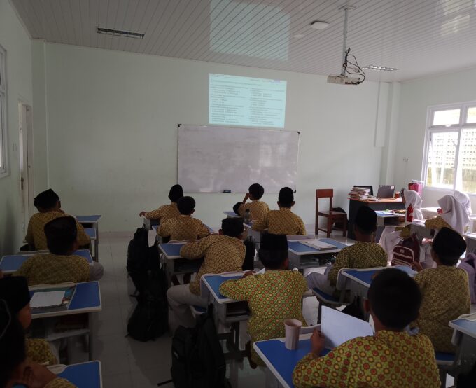 Inovatif dan Interaktif, Murid Kelas 5A MIN 3 Bantul Antusias Ikuti Asesmen Sumatif Berbasis Proyektor