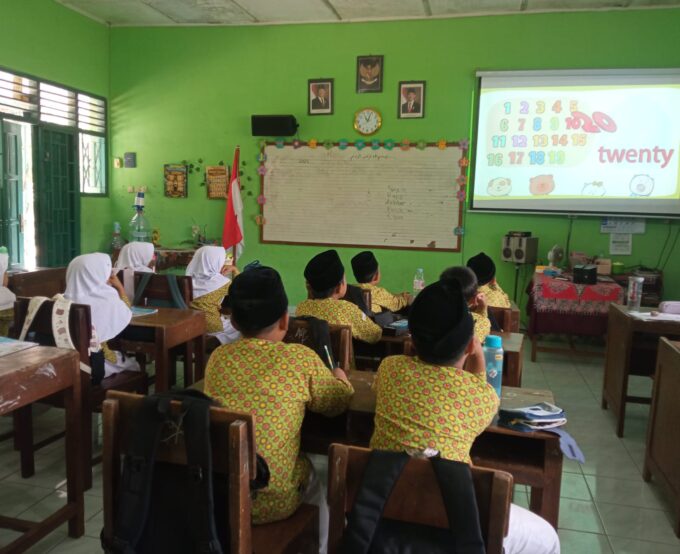 Ciptakan Kelas Interaktif, Siswa Kelas 2A MIN 3 Bantul Asyik Belajar Berhitung Bahasa Inggris Lewat Media Digital