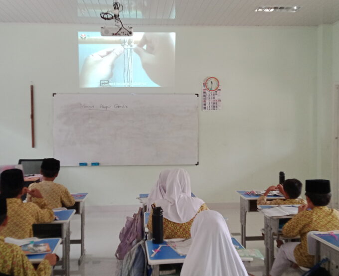 Asah Kreativitas dan Ketelitian, Siswa Kelas 6B MIN 3 Bantul Praktik Membuat Simpul Gordin