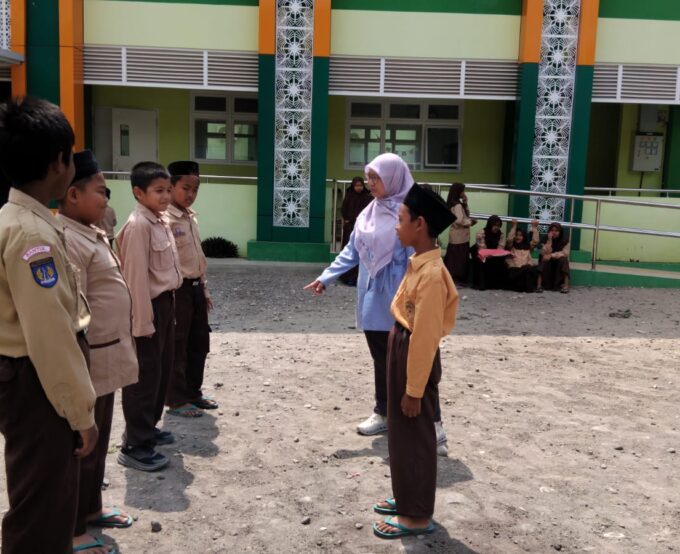 Semangat Tak Surut oleh Terik Matahari, Siswa Kelas 5B MIN 3 Bantul Mantapkan Latihan Petugas Upacara