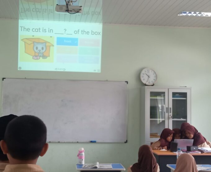 Serunya Siswa Kelas 4 MIN 3 Bantul Belajar Preposition of Room In The House Lewat Game Digital