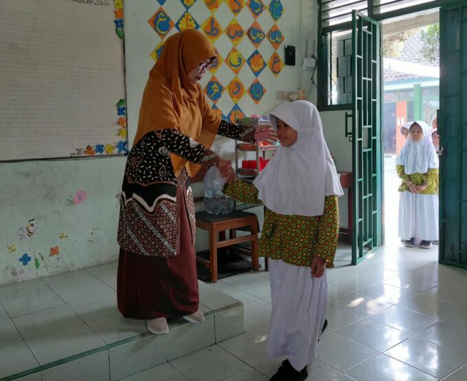 Internalisasi Nilai Karakter Melalui Pembiasaan Budaya Mushafahah di Kelas 1A Talenta MIN 3 Bantul