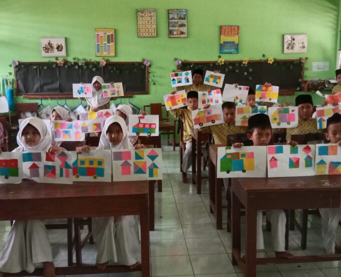 Integrasikan Geometri dan Seni Rupa, Siswa Kelas 2A MIN 3 Bantul Rekonstruksi Bidang Datar Menjadi Karya Kreatif