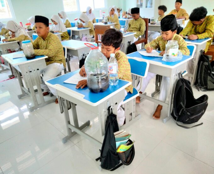 Manfaatkan Botol Bekas, Siswa Kelas 5A MIN 3 Bantul Buat Ekosistem Mini dan Amati Kehidupan di Dalamnya