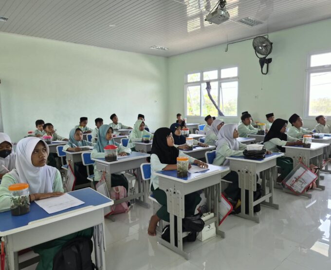 Pembuatan Ekosistem Mini Bersama Kelas 5B MIN 3 Bantul