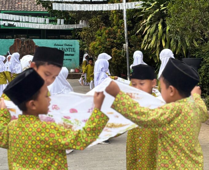 Asah Kreativitas dan Cinta Lingkungan, Siswa Fase A MIN 3 Bantul Antusias Ikuti Kokurikuler "Detektif Daun Cantik"