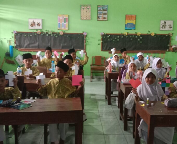 Menautkan Konsep dan Kreasi: Siswa Kelas 2A MIN 3 Bantul Eksplorasi Dimensi Geometri Lewat Media Daur Ulang