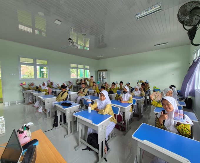 Siswa Kelas 5B MIN 3 Bantul Sulap Barang Bekas Menjadi Karya Seni Bernilai dan Kreatif