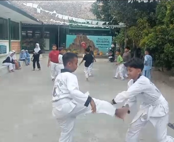 Bina Kedisiplinan dan Rasa Percaya Diri, MIN 3 Bantul Gelar Ekstrakurikuler Beladiri Jeet Kune Do Bersama Master Asep Eko Wibowo
