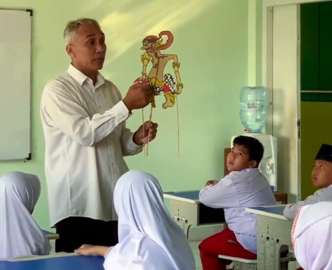 Tumbuhkan Karakter Peduli Lingkungan dan Budaya, MIN 3 Bantul Gelar Sosialisasi Kokurikuler Pembuatan Wayang Berbasis Barang Bekas