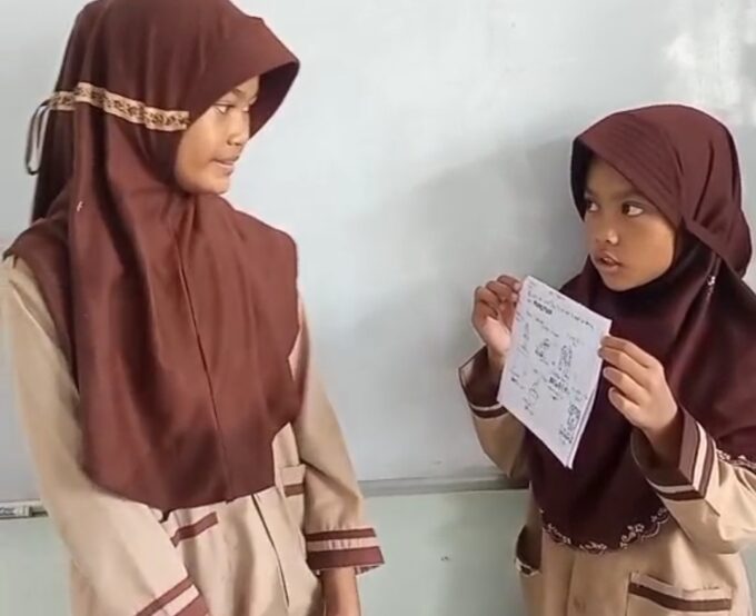 Optimalisasi Kemahiran Berbicara Bahasa Inggris: Siswa Kelas 4 MIN 3 Bantul Praktikkan Presentasi Berpasangan pada Materi Preposition